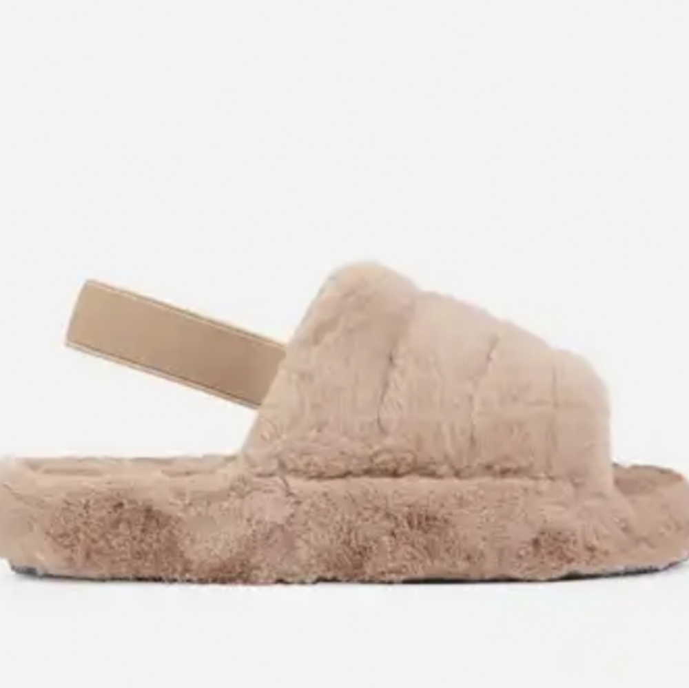 Camel fuzzy slippers